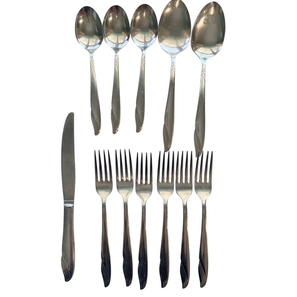 Oneida Flatware Set of 12 Piece Silver Stainless‎ Steel MCM Swirl Leaf Pattern